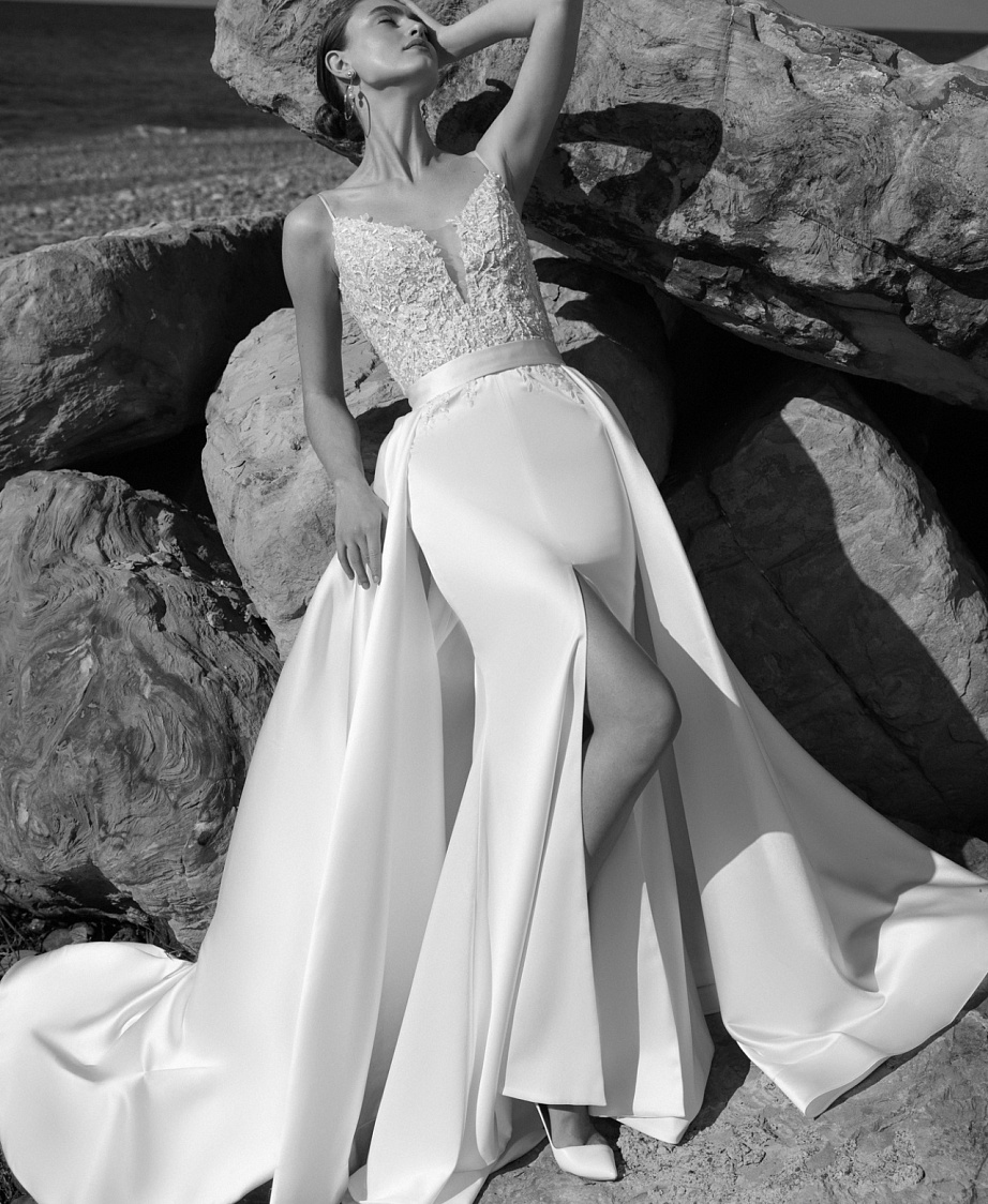 Сваденое платье рыбка с кружевным верхом на тонких бретелях фото