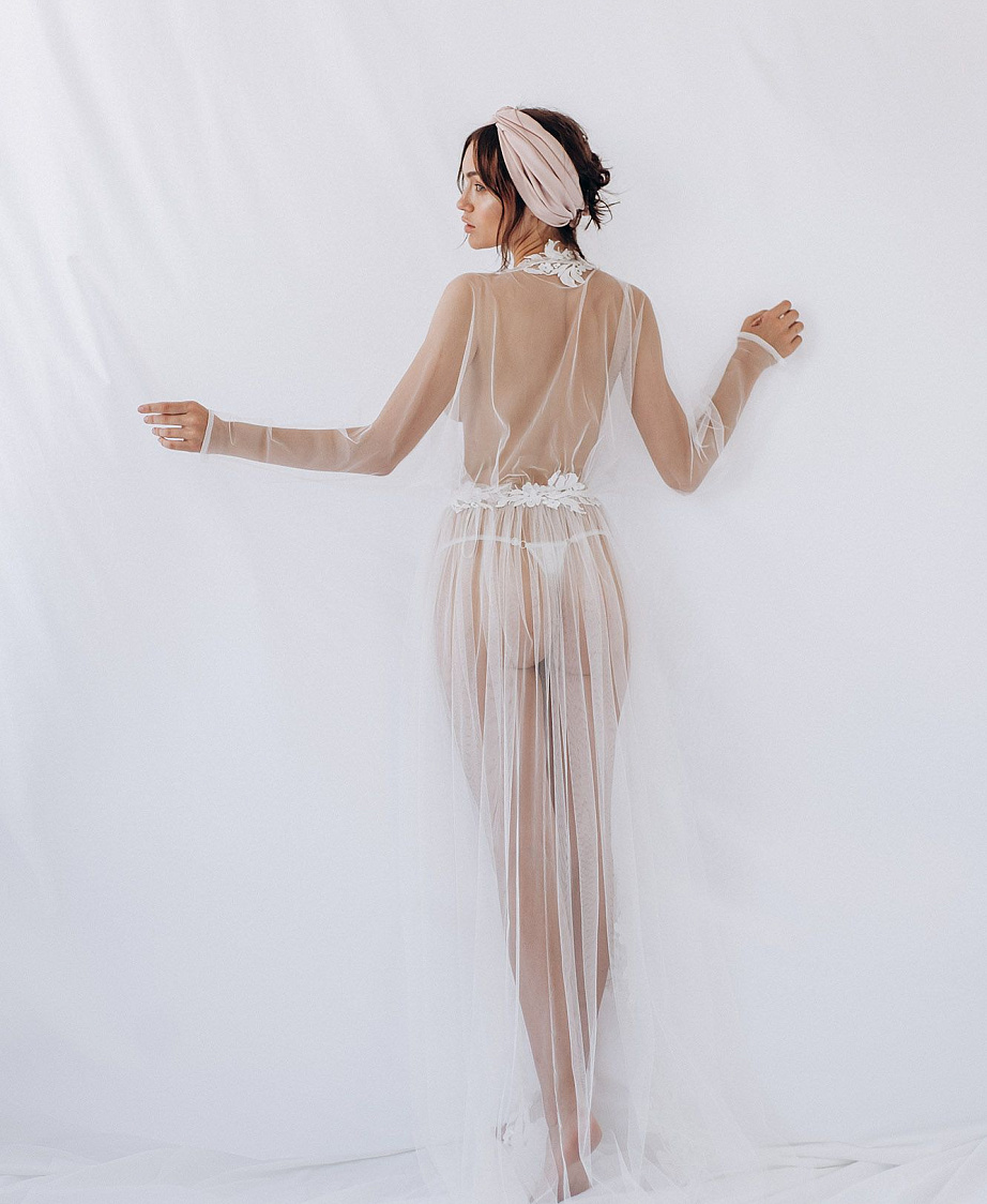 Прозрачный пеньюар с красивым кружевом фото