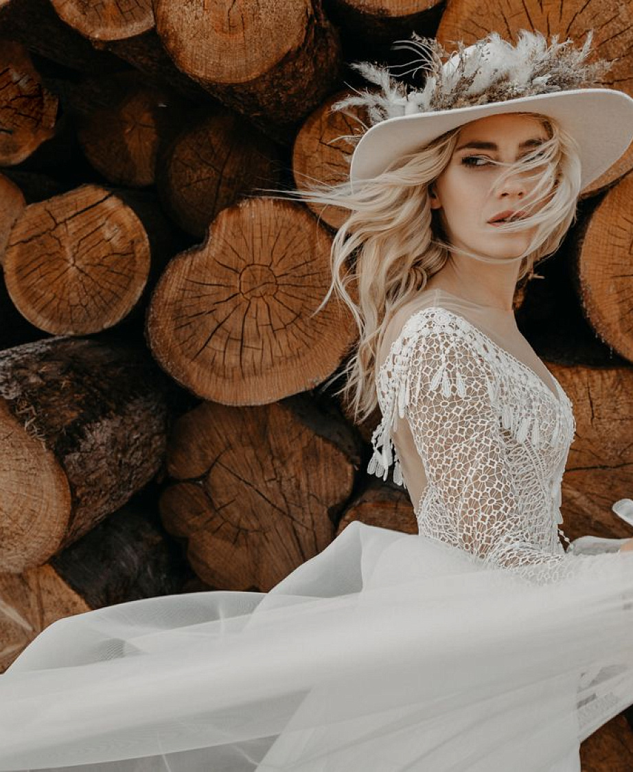 Красивое свадебное платье бохо с кружевными рукавами фото