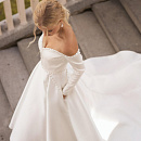 Атласное свадебное платье с рукавами и открытыми плечами фото