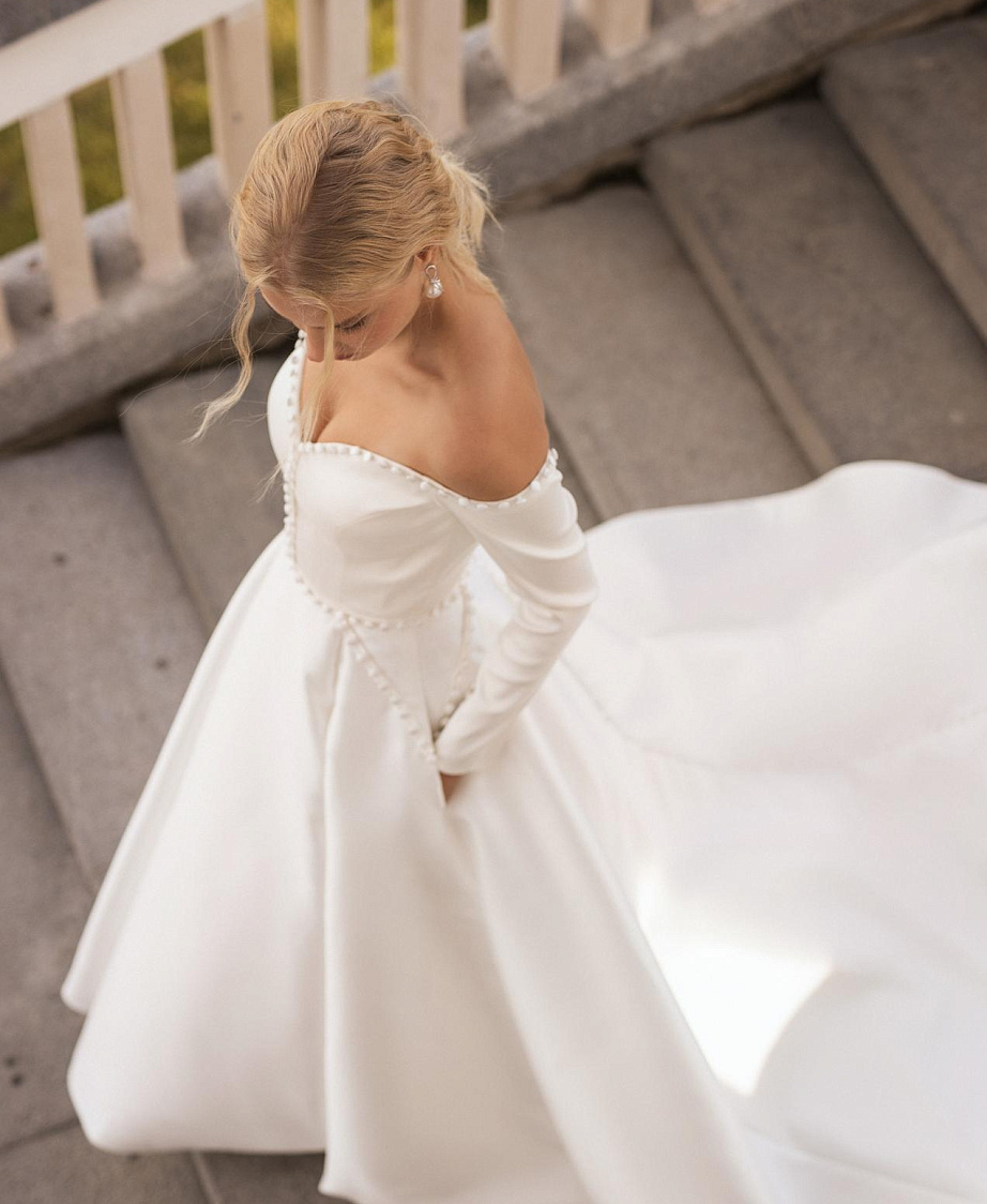 Атласное свадебное платье с рукавами и открытыми плечами фото