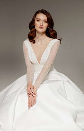 Нежное свадебное платье с блестящим корсетом фото