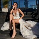 Воздушное свадебное платье с разрезом на ноге фото