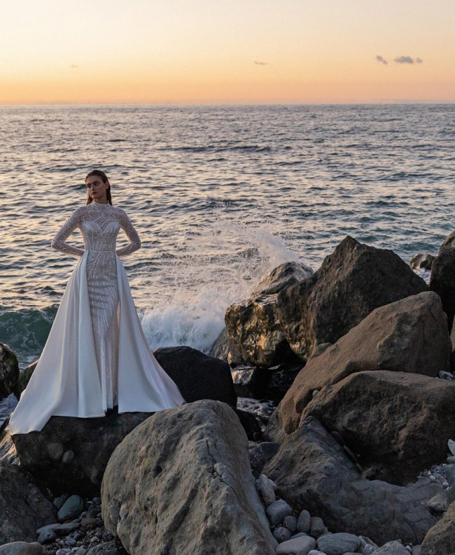 Красивое свадебное платье с ручной вышивкой фото