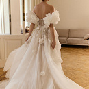 Нежное свадебное платье с декором из 3Д цветов фото