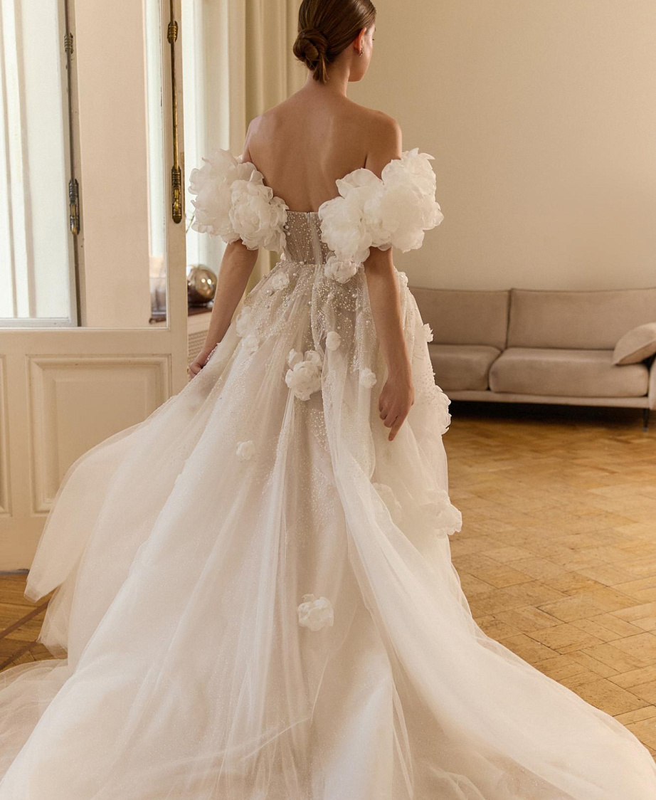 Нежное свадебное платье с декором из 3Д цветов фото