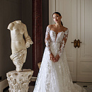 Роскошное кружевное свадебное платье со шлейфом фото