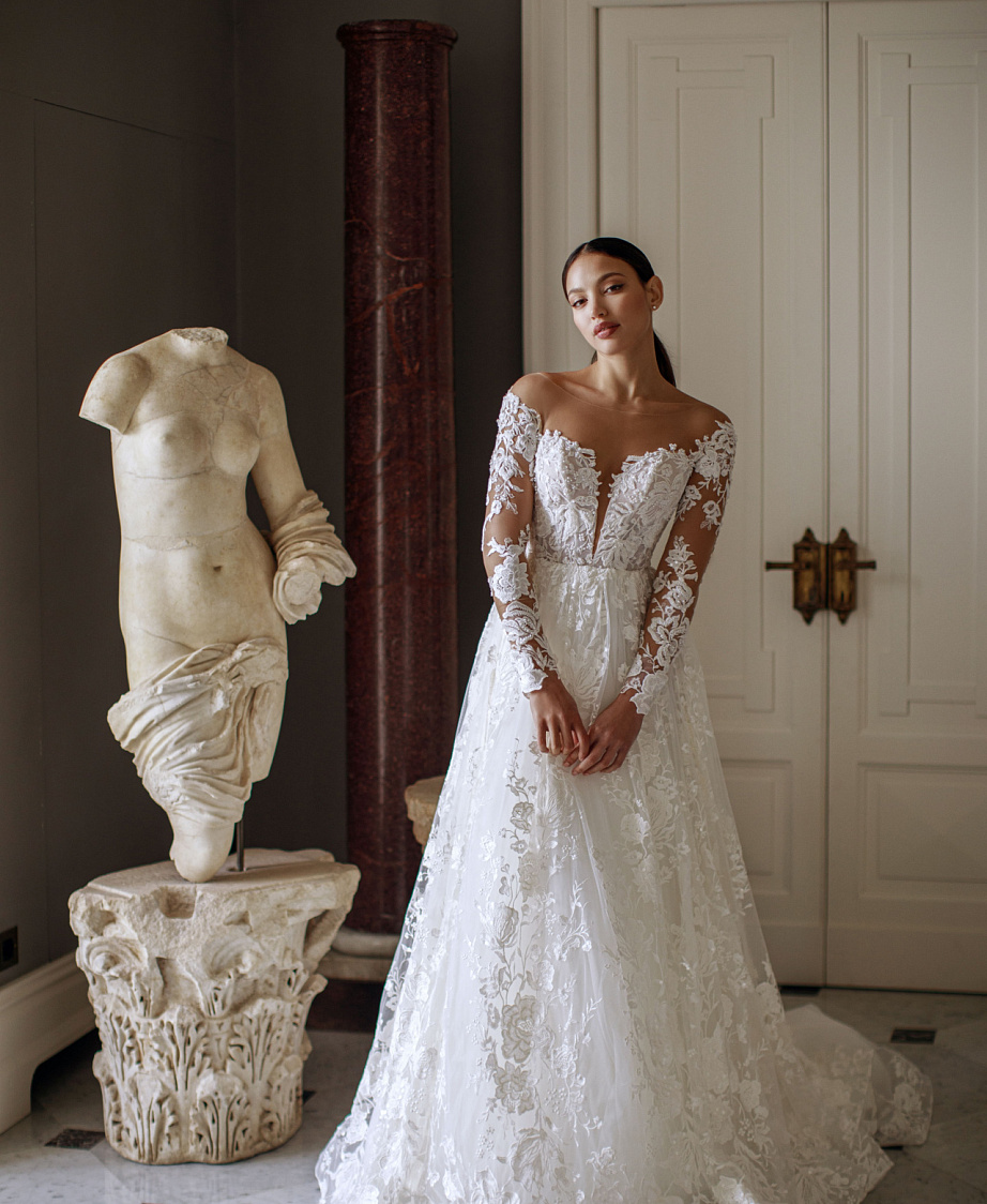 Роскошное кружевное свадебное платье со шлейфом фото