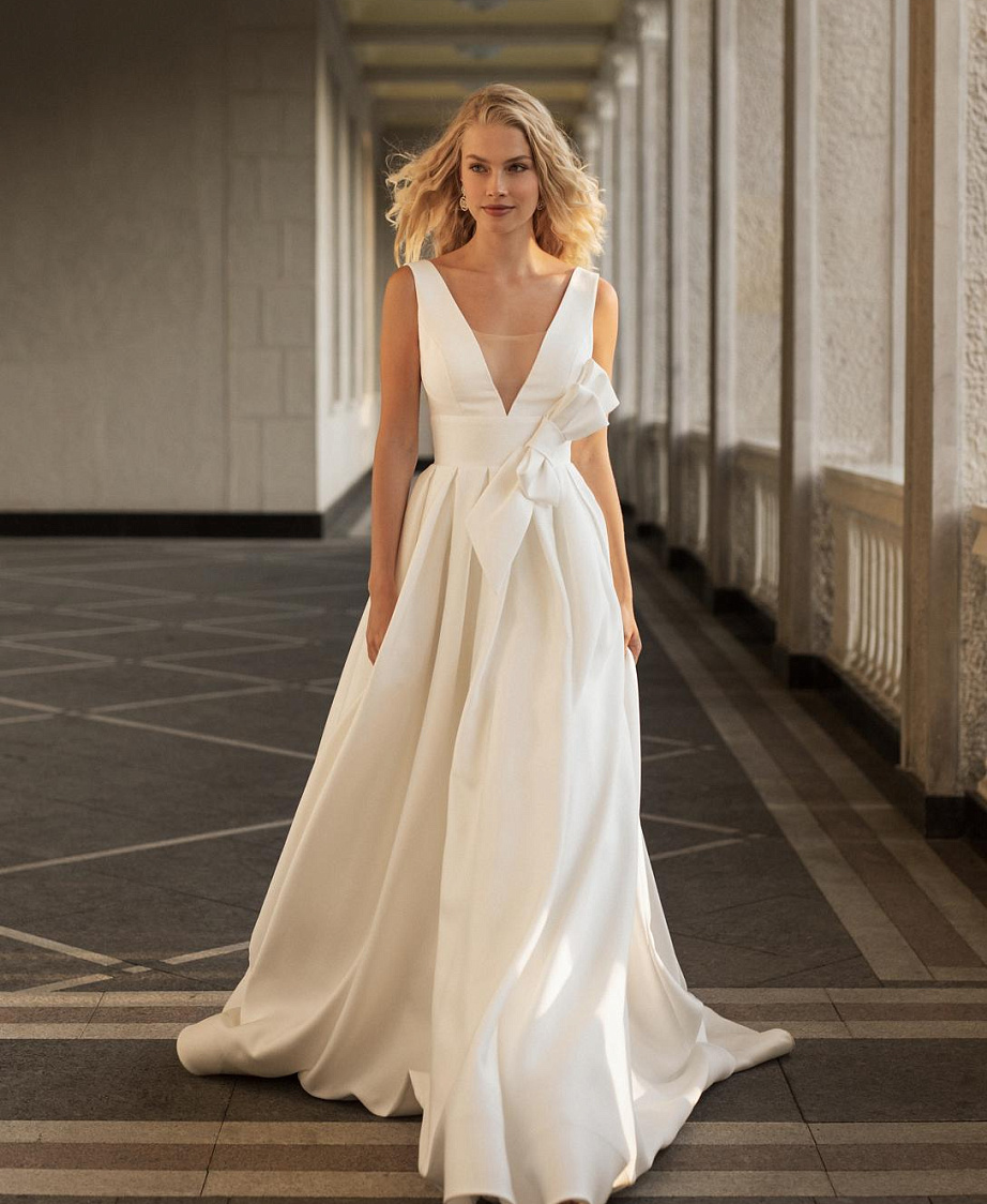 Атласное свадебное платье с бантом фото