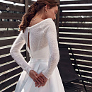 Укороченный шерстяной свитер с жемчужными пуговицами на спинке