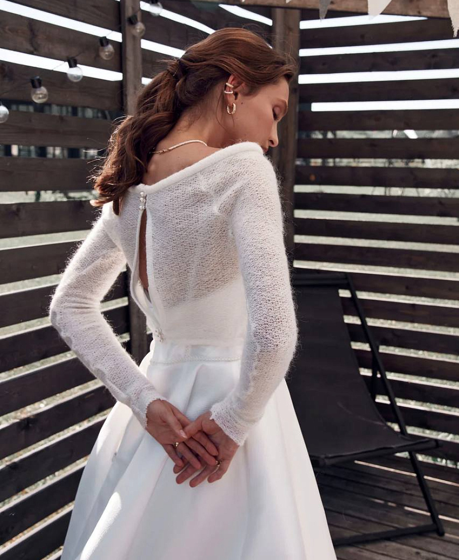 Укороченный шерстяной свитер с жемчужными пуговицами на спинке