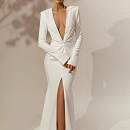 Свадебное платье с декольте и рукавами фото