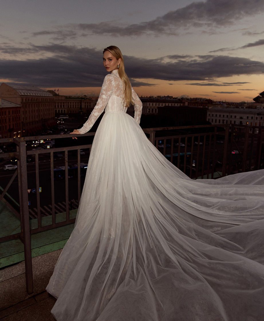 Кружевное свадебное платье русалка со шлейфом фото