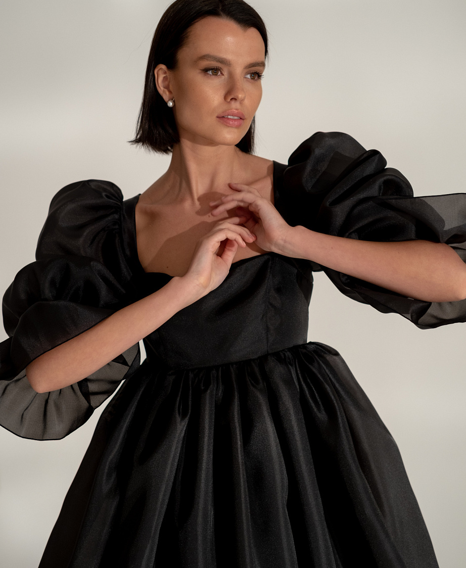 Короткое чёрное платье с объемными рукавами фото