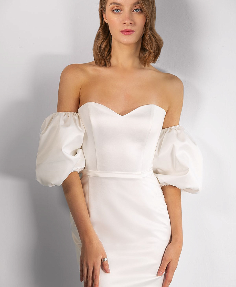 Облегающее атласное свадебное платье фото