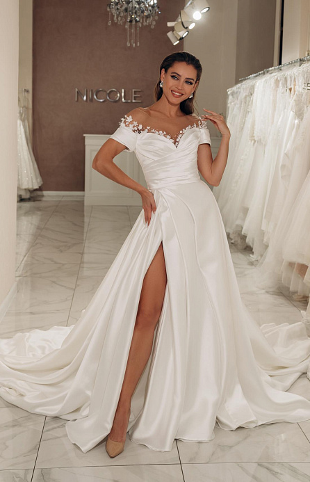 Атласное свадебное платье с длинным шлейфом и декором по лифу фото