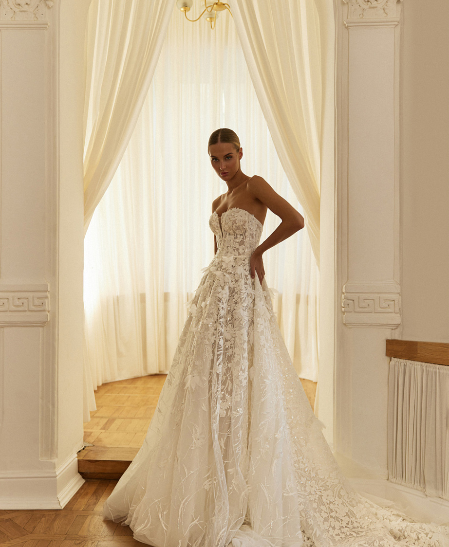 Пышное свадебное платье из роскошного цветочного кружева с болеро фото