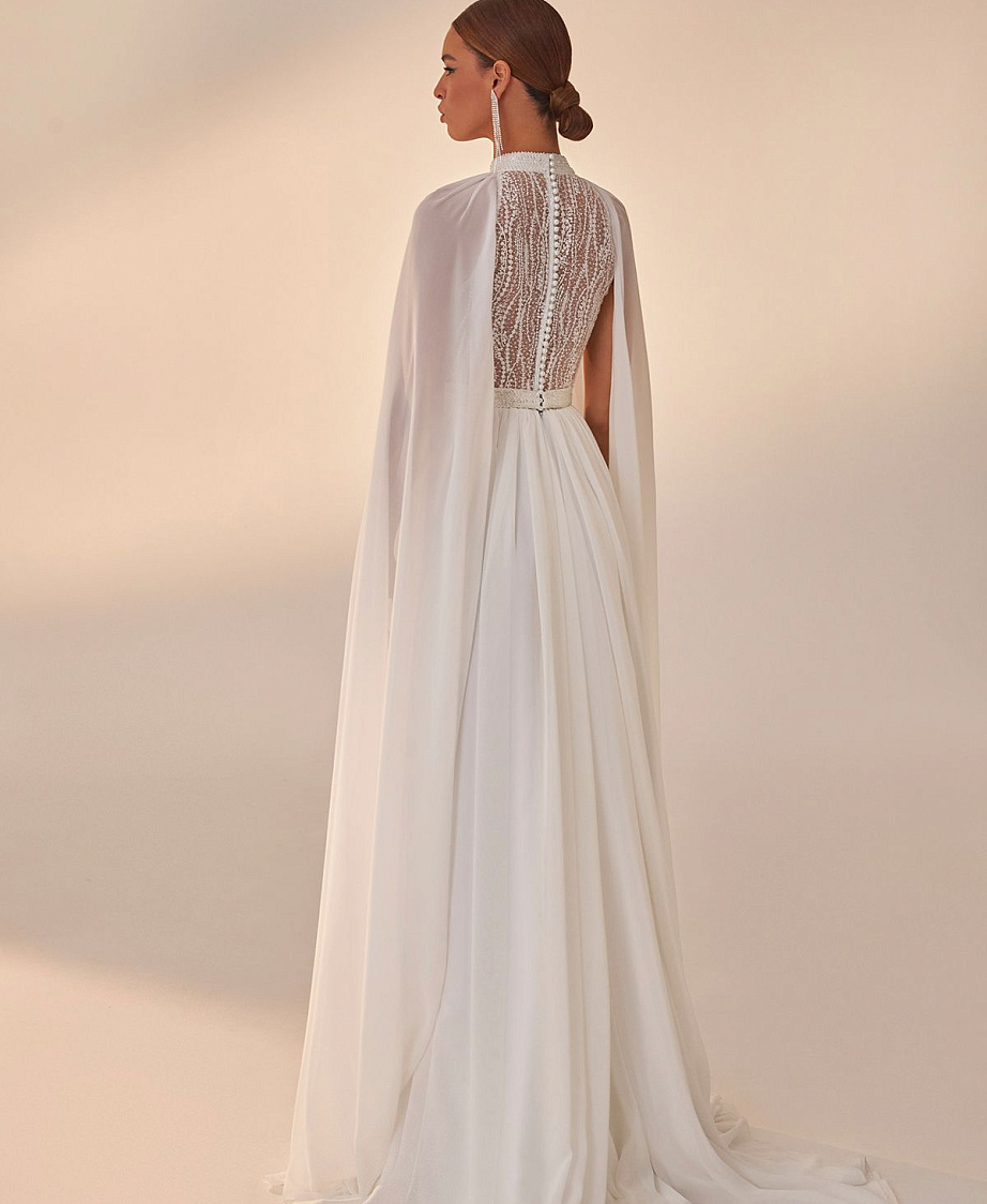 Струящееся свадебное платье с крылышками из шифона фото