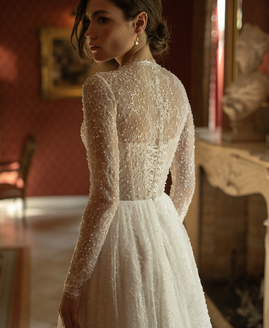 Закрытое кружевное свадебное платье фото