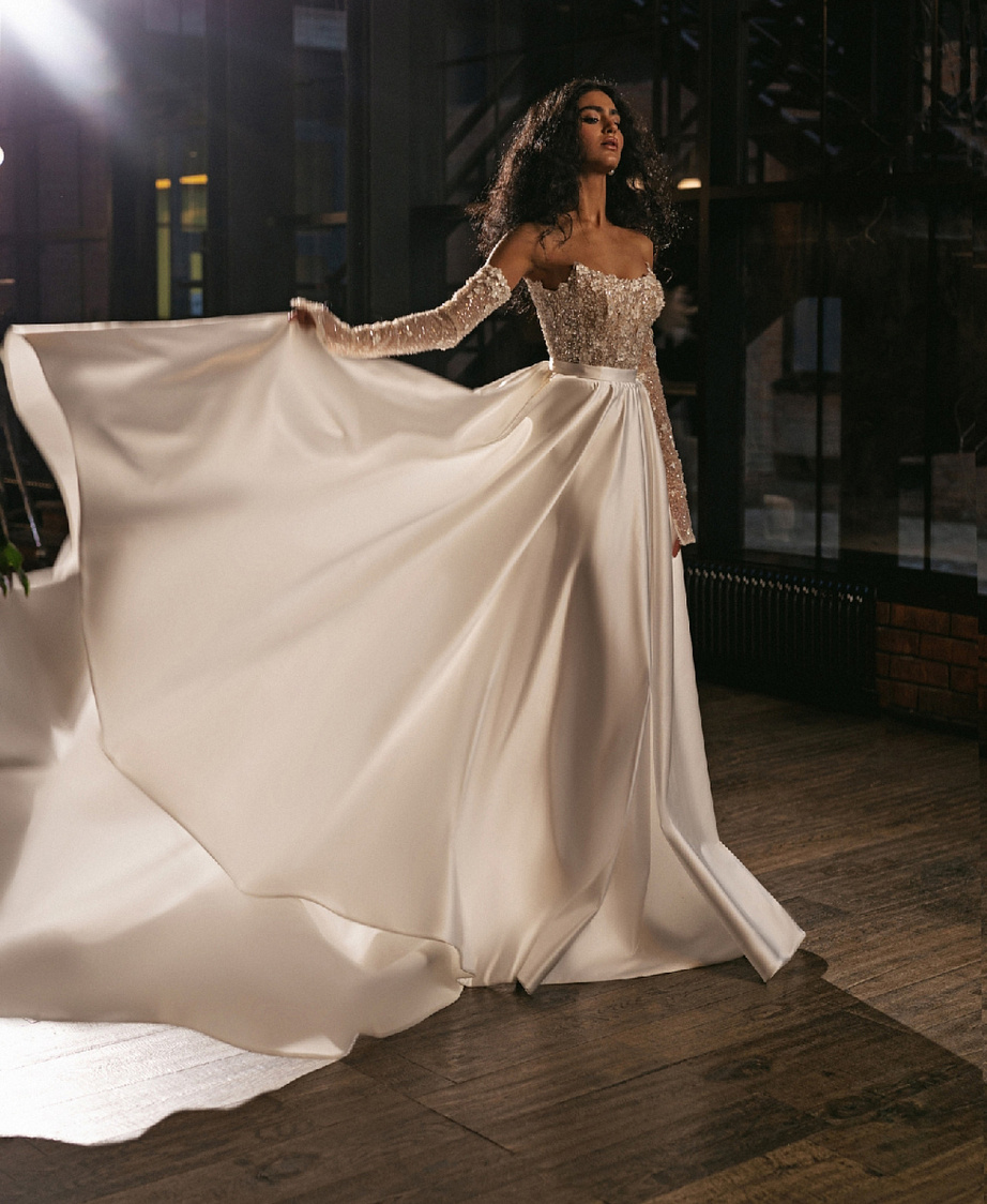 Свадебное платье мини со съемной атласной юбкой фото