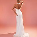 Стильное свадебное платье из атласа, декорированное жемчугом фото