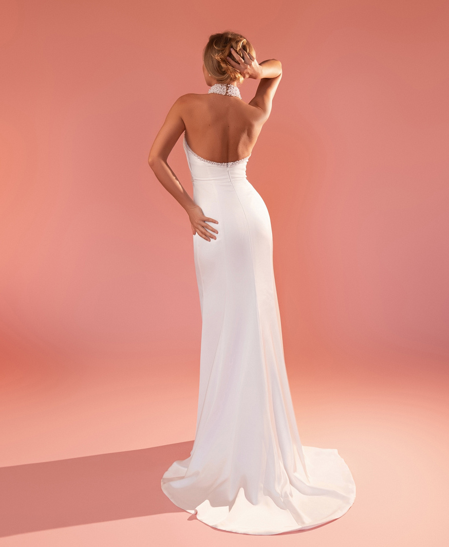 Стильное свадебное платье из атласа, декорированное жемчугом фото