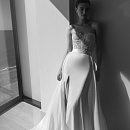 Свадебное платье с атласной юбкой и жемчужным корсетом фото