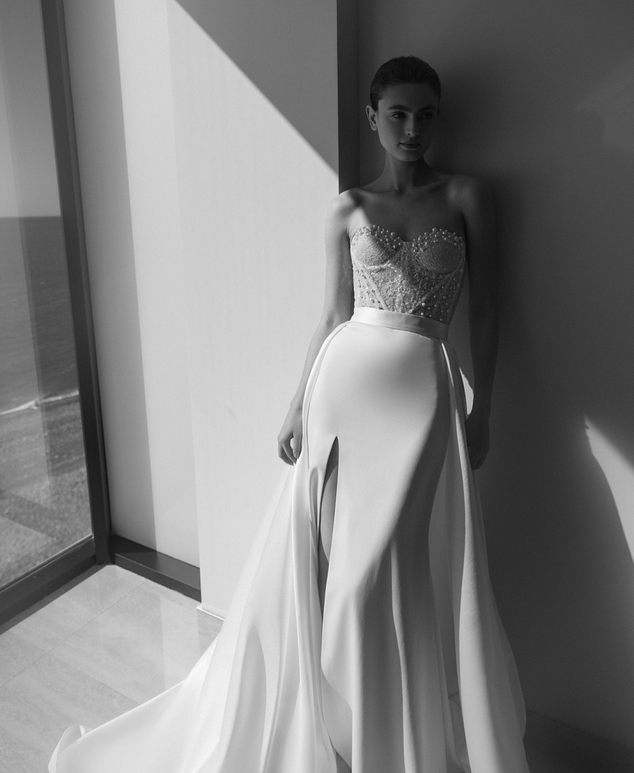 Свадебное платье с атласной юбкой и жемчужным корсетом фото