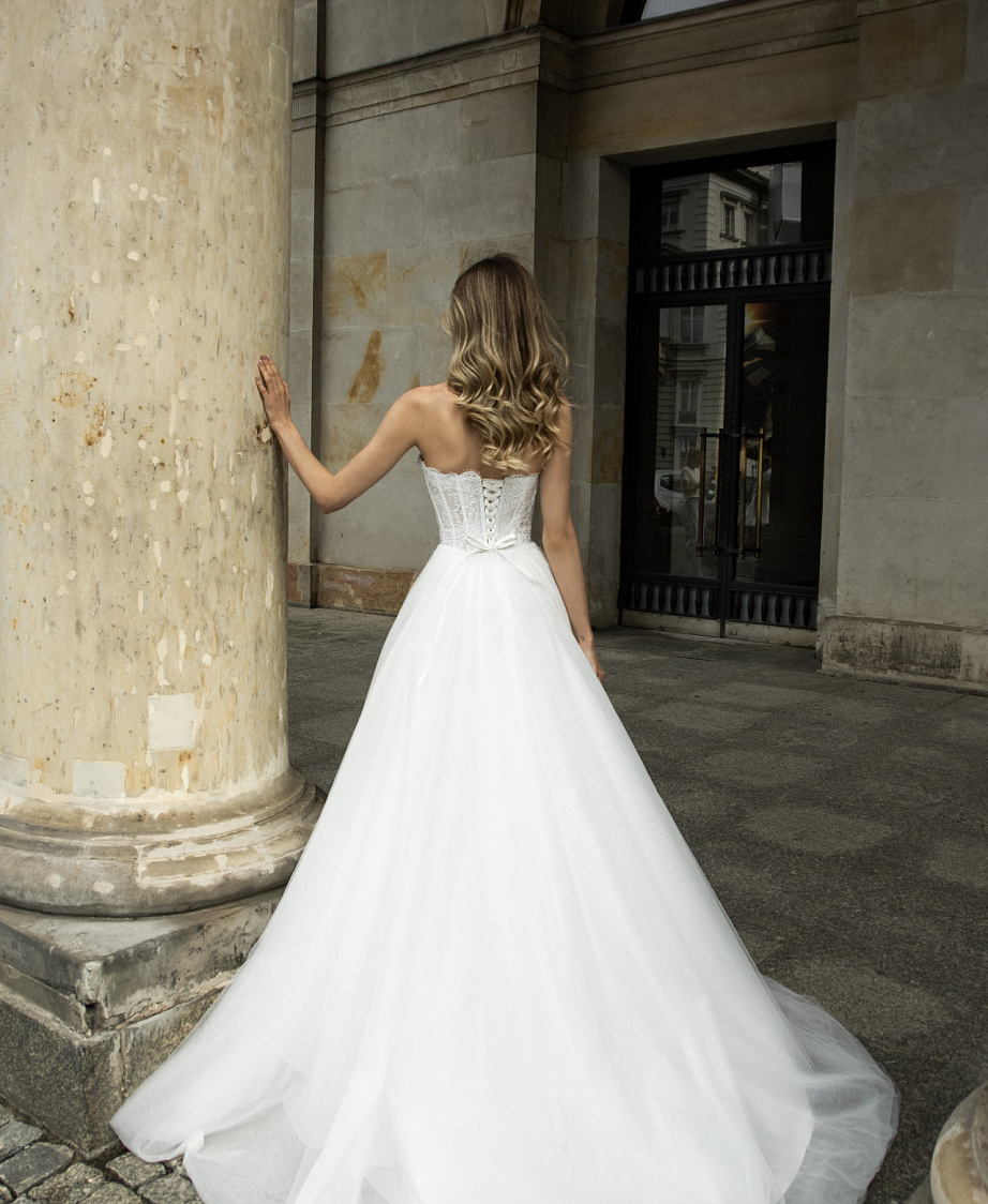 Свадебное платье с декольте в форме сердца фото