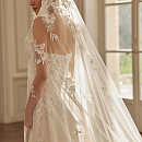 Красивая фата с расшитым кружевом на голове фото