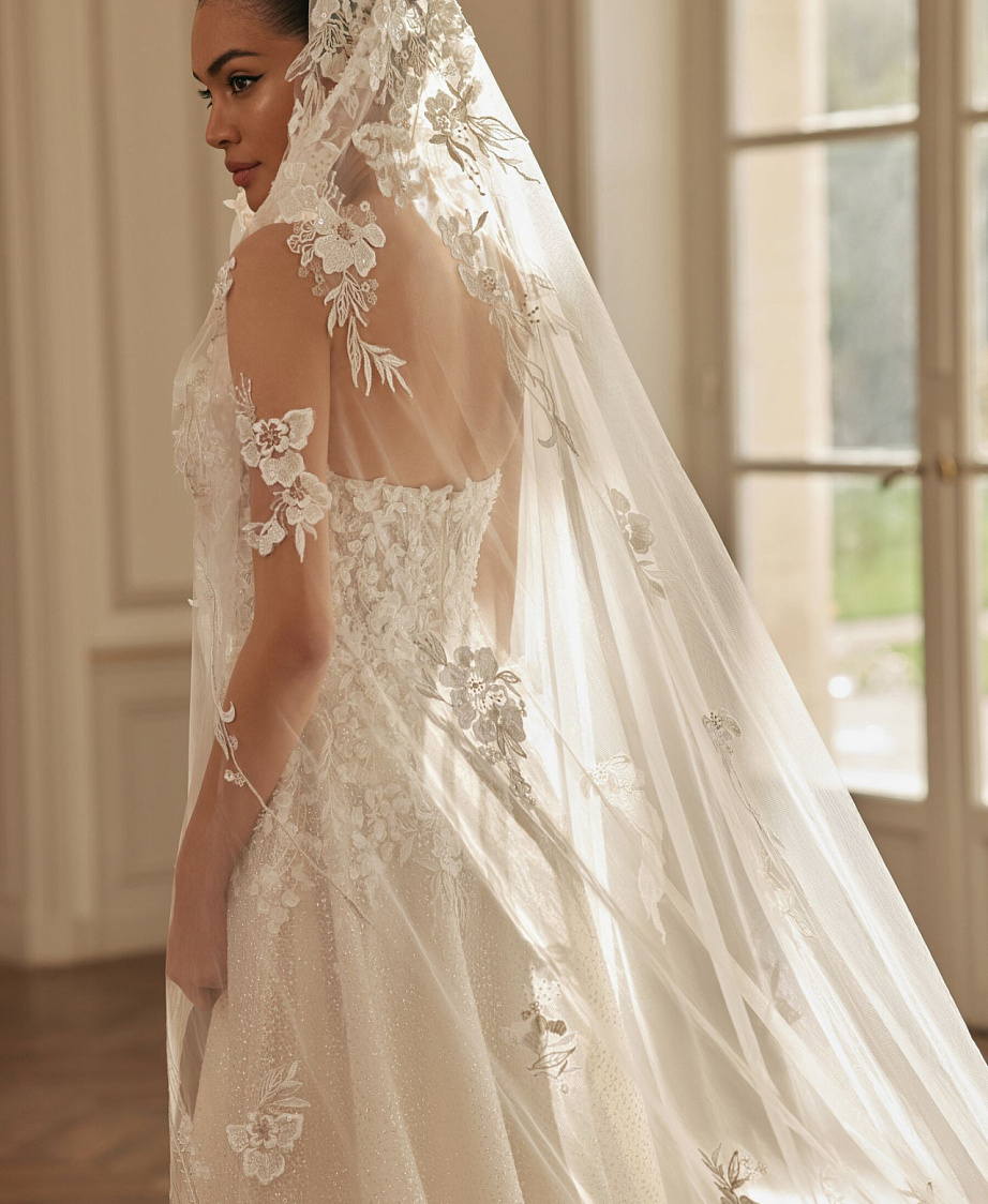 Красивая фата с расшитым кружевом на голове фото