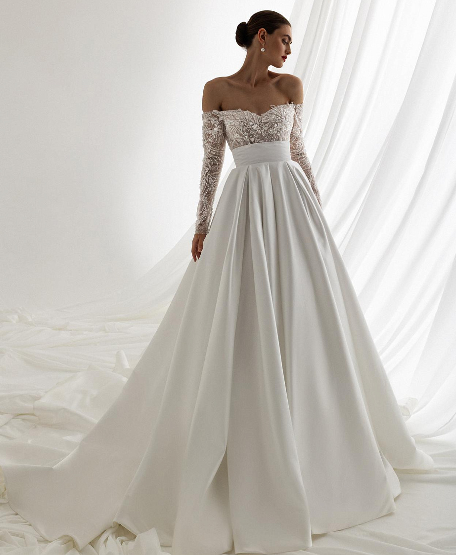 Свадебное платье с атласной юбкой и кружевным верхом фото