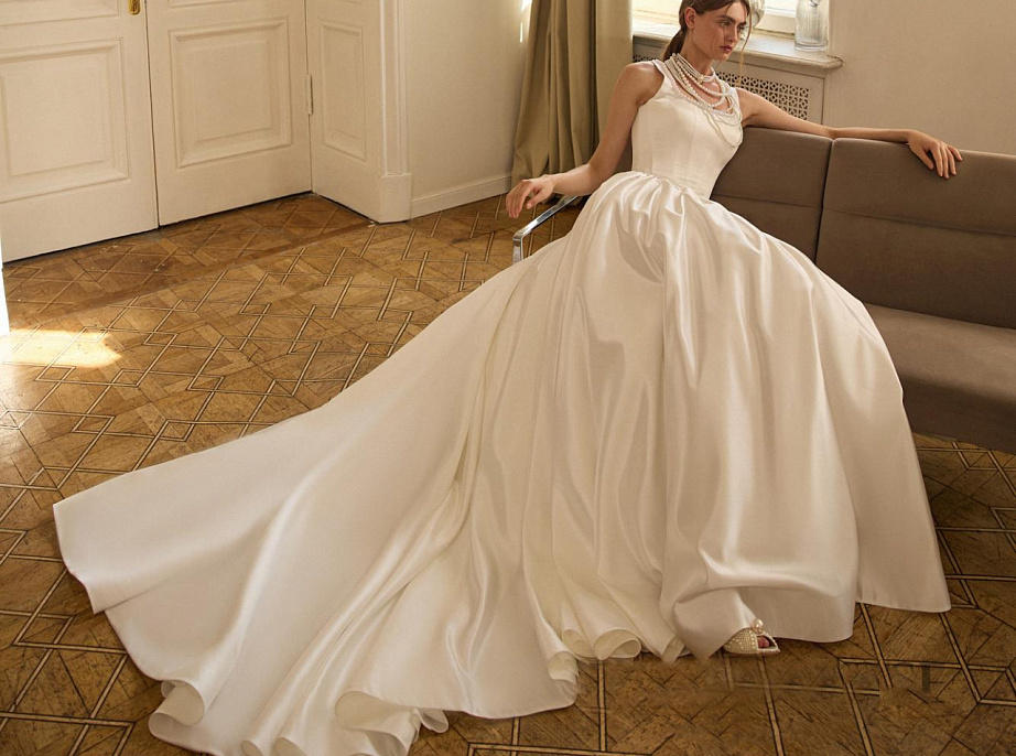 Пышное атласное свадебное платье-принцесса фото