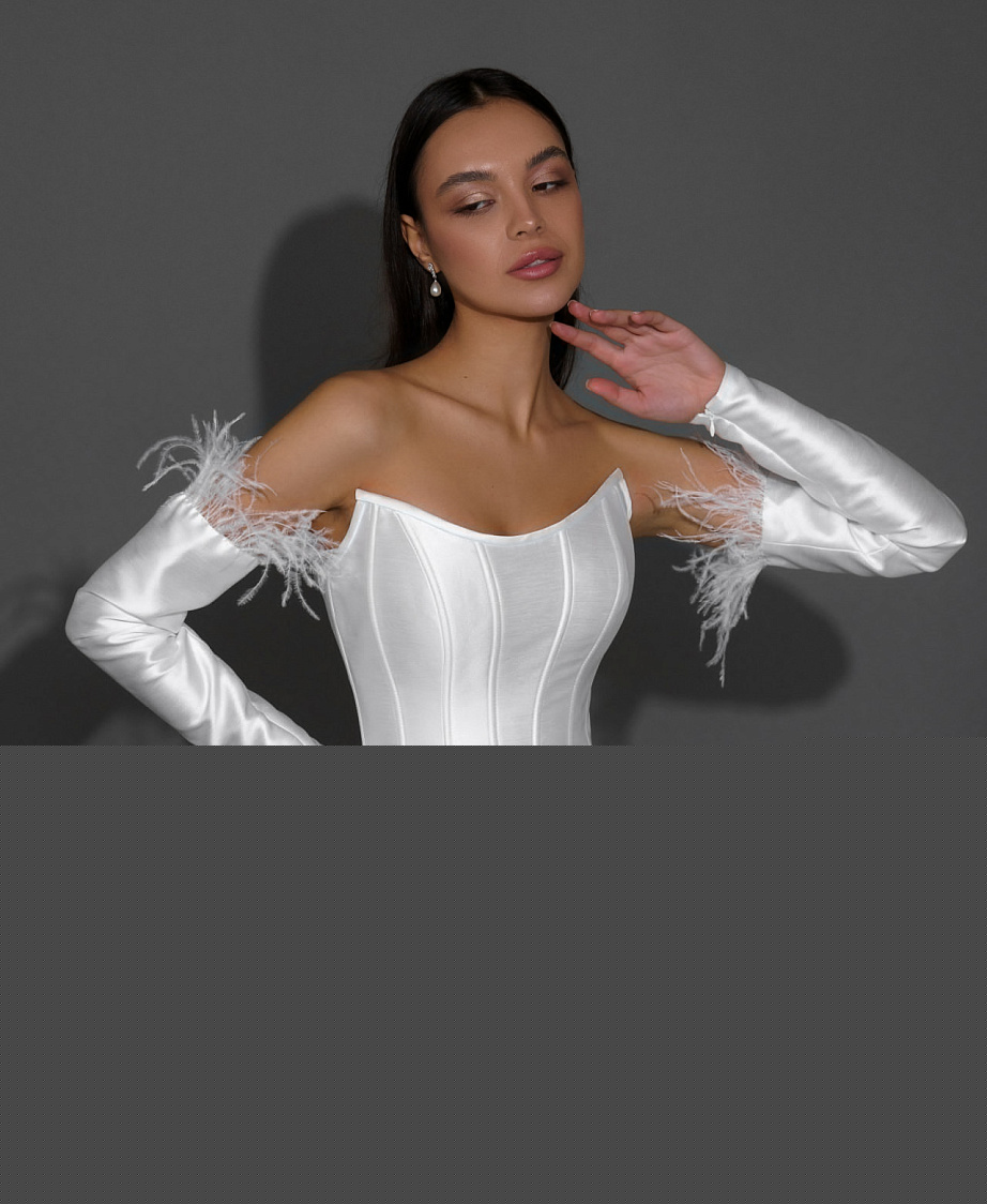 Атласное свадебное платье на корсете с митенками фото