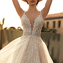 Блестящее свадебное платье с V-выркзом фото