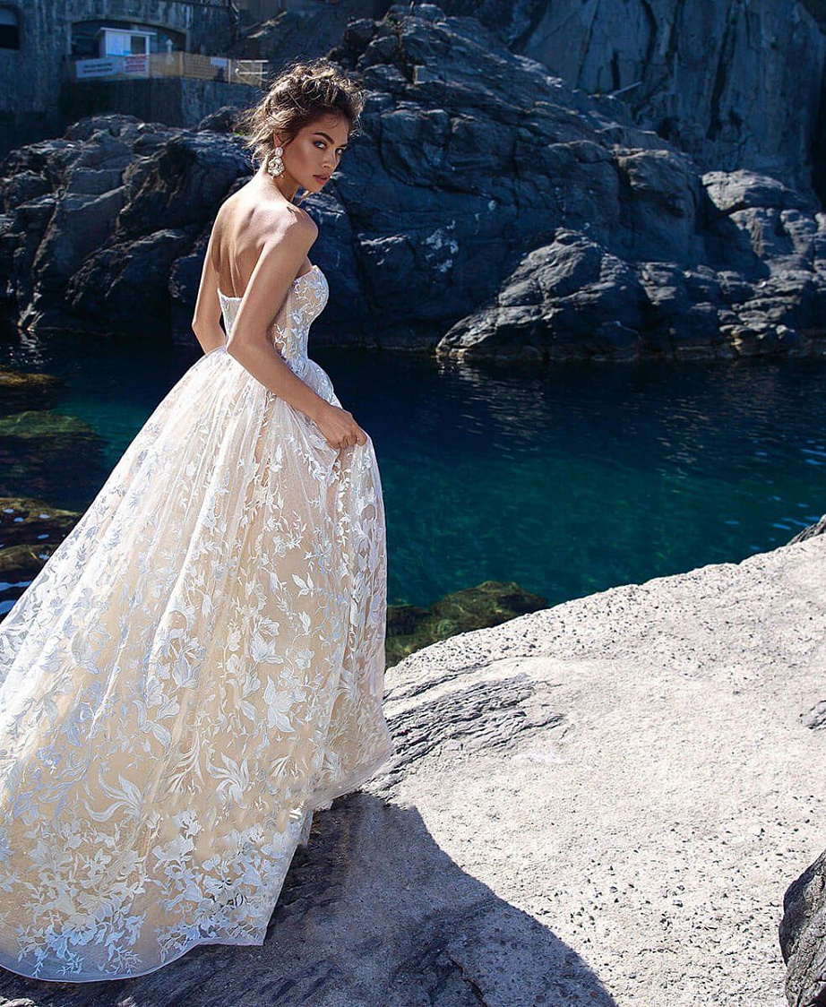 Кружевное платье с мерцающей юбкой