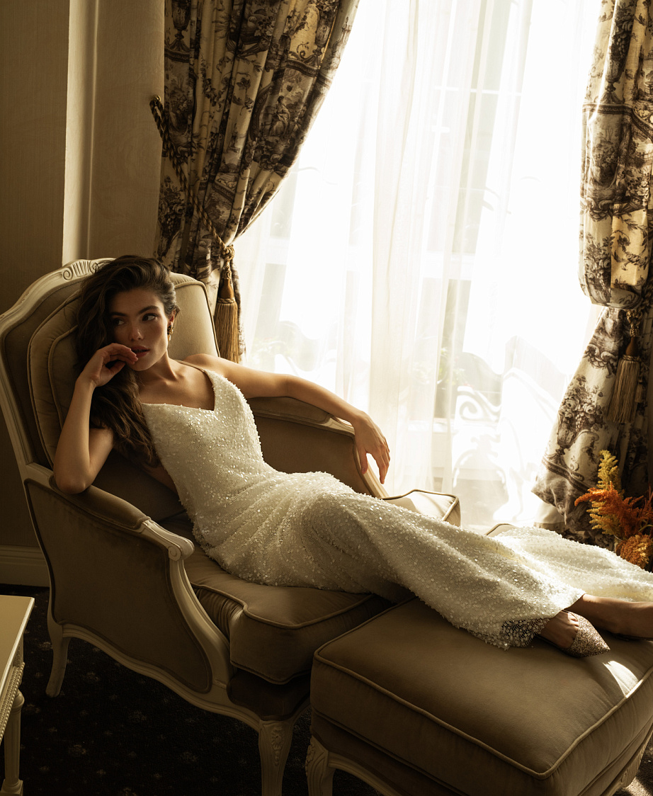 Прямое сверкающее свадебное платье на тонких бретелях фото