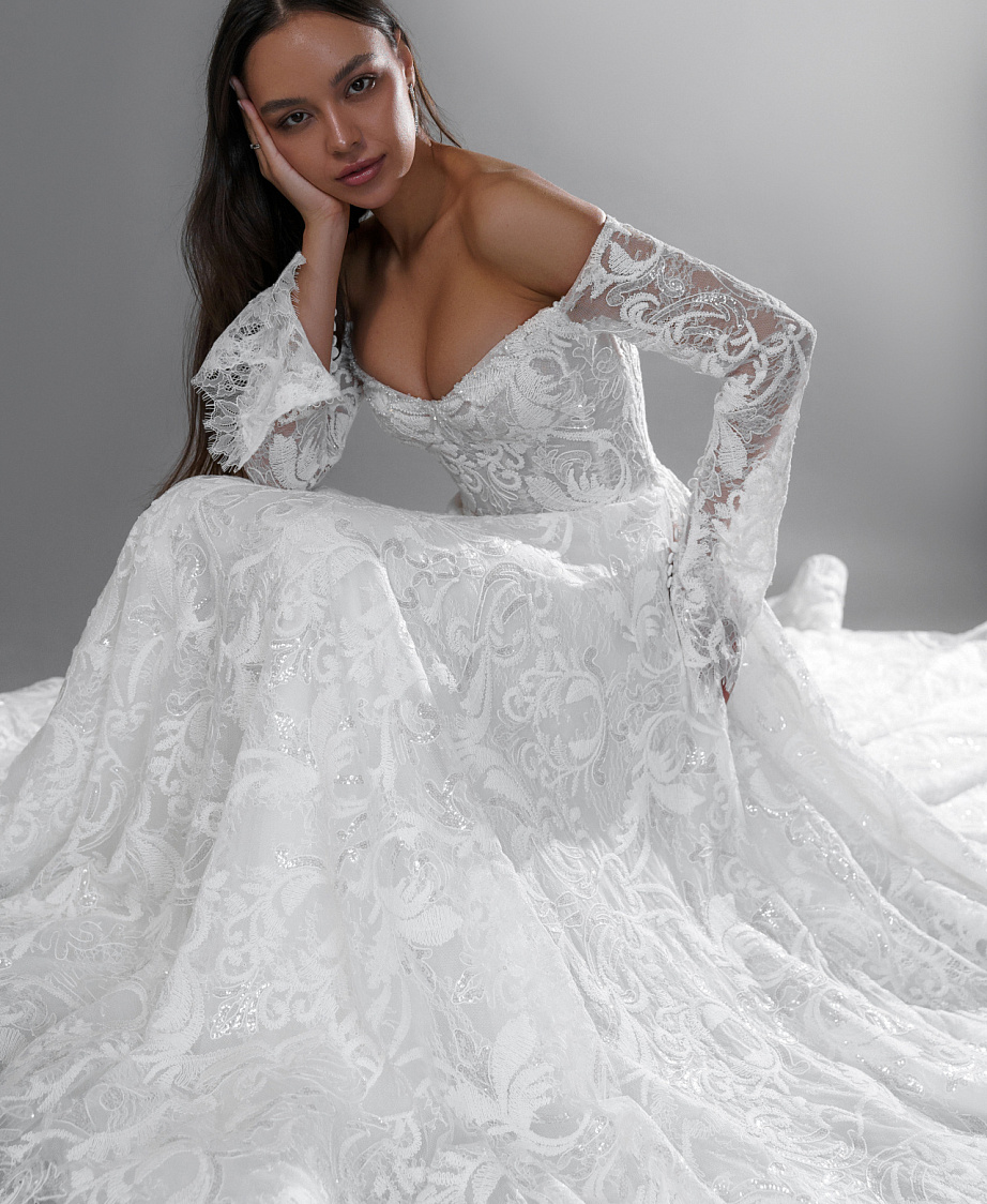 Роскошное кружевное свадебное платье с рукавами фото