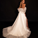 Блестящее свадебное платье с открытыми плечами фото