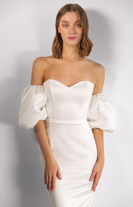 Облегающее атласное свадебное платье фото