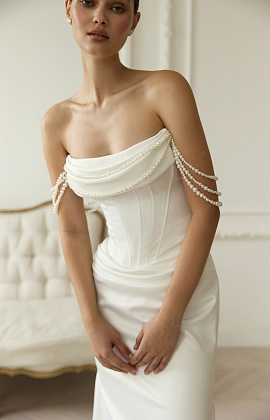 Атласное свадебное платье со съемными жемчужными бретелями фото