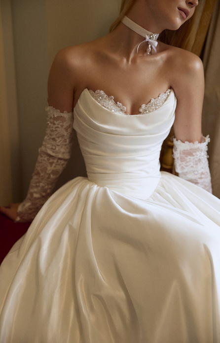 Свадебное платье из тафты с кружевными элементами фото