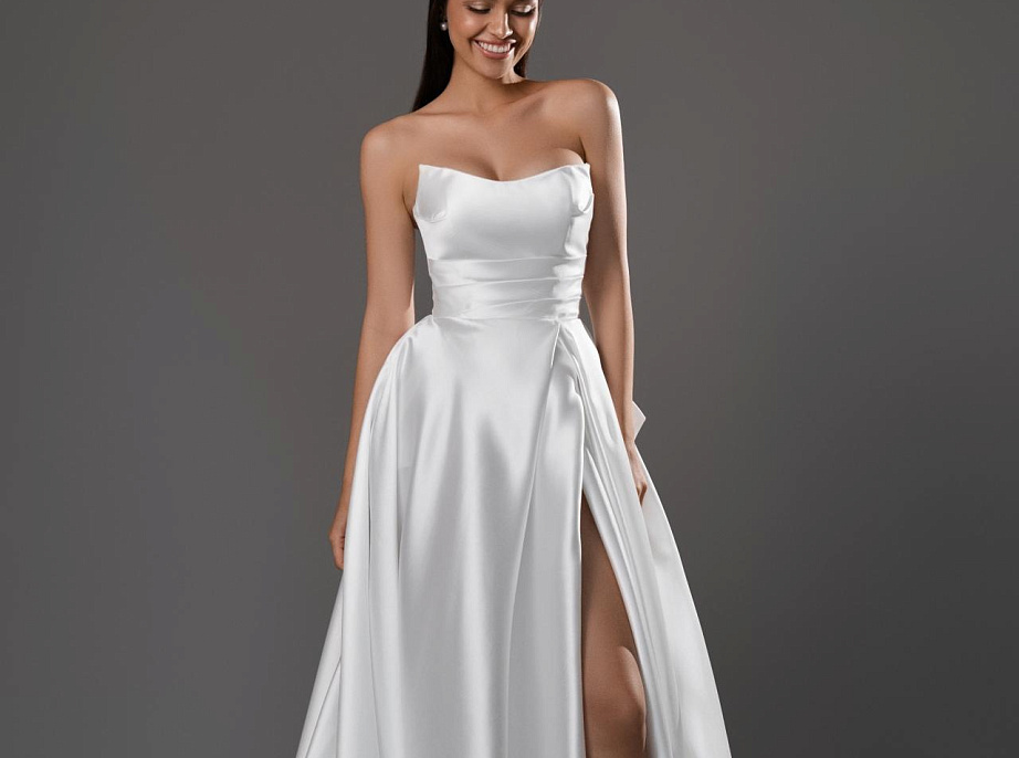 Лаконичное свадебное платье с разрезом и бантом фото