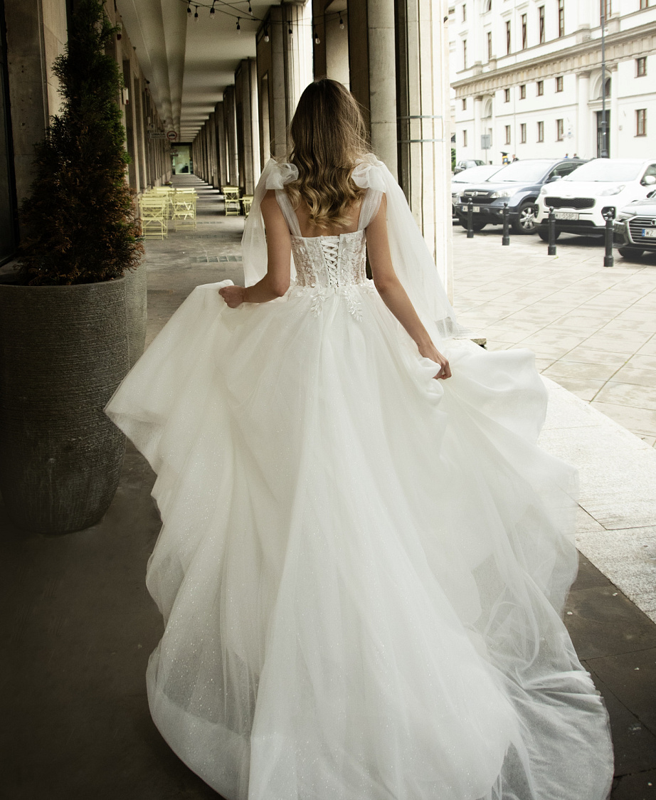 Нежное свадебное платье с бантами на плечах фото