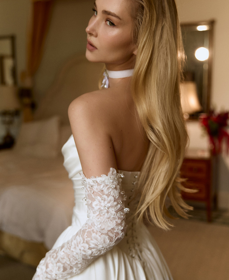 Свадебное платье из тафты с кружевными элементами фото