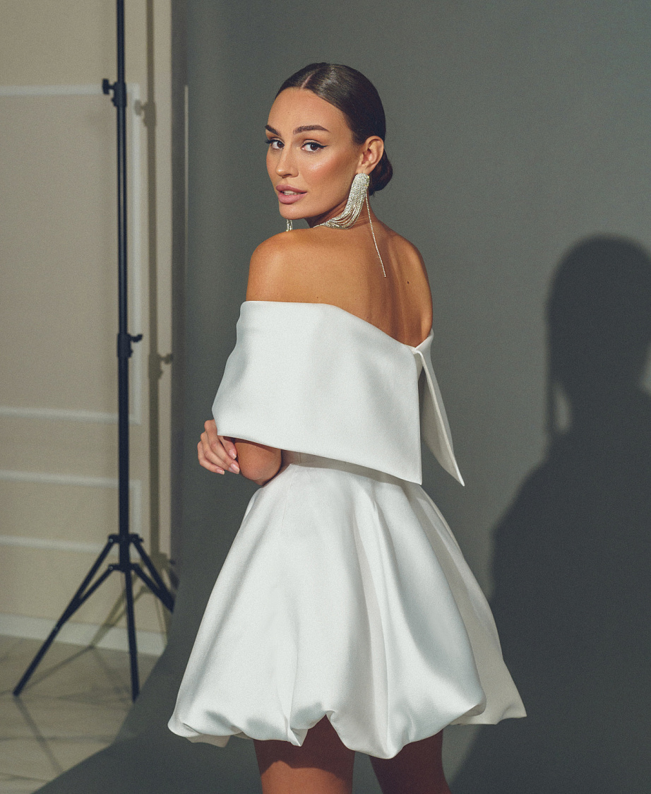 Короткое свадебное платье со спущенными плечами фото