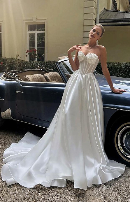 Свадебное платье с красивой драппировкой по чашкам фото