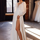 Струящееся свадебное платье с объемными рукавами фото