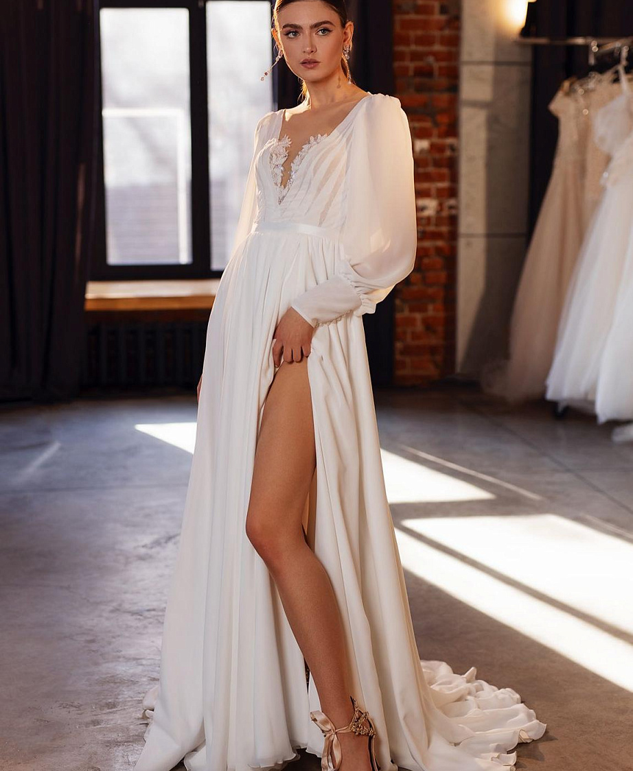 Струящееся свадебное платье с объемными рукавами фото