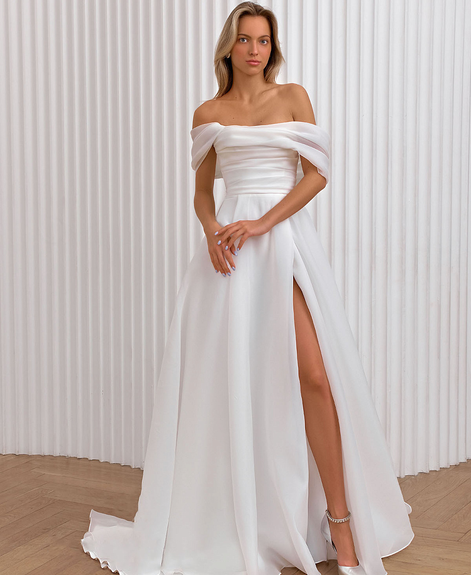 Свадебное платье из шифона с ассиметричными бретелями фото